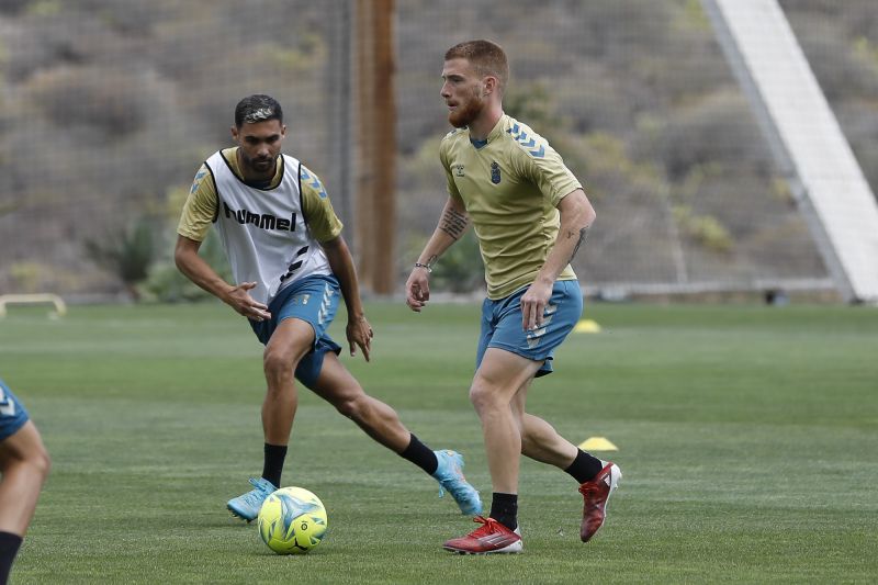 García Pimienta observa al lateral diestro David Vicente