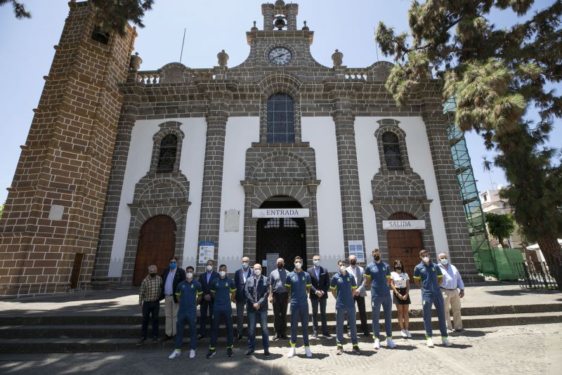 Una representación de la UD rinde visita a la Patrona de Gran Canaria