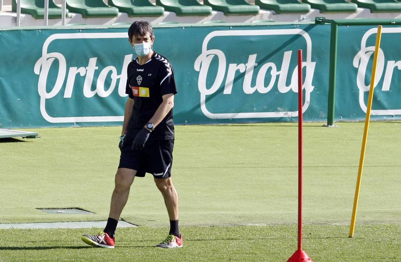 La plantilla del Elche protesta y se queda en casa