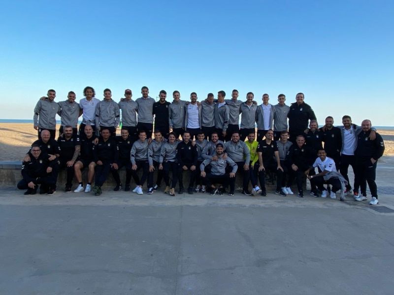 La plantilla pide "¡Yoni, quédate!"