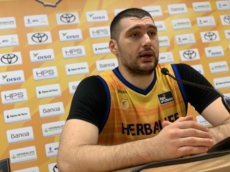 Burjanadze felicita a la afición