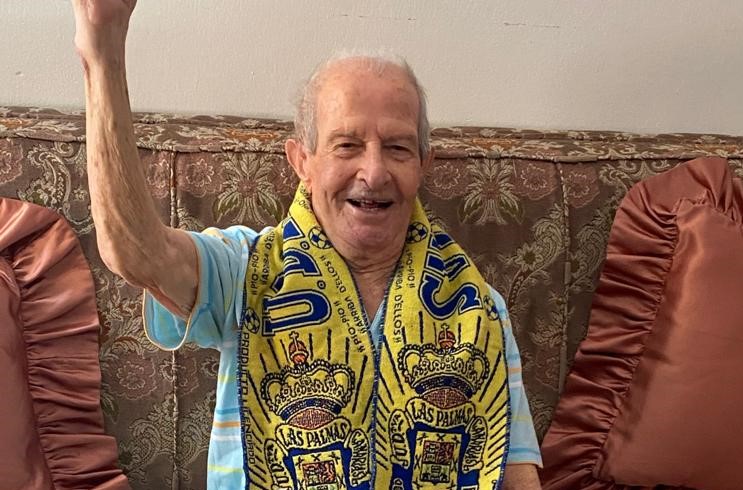 La UD da la despedida a un aficionado centenario