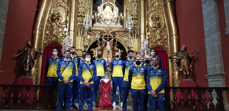 El Guaguas ofrece la Copa a la Virgen del Pino