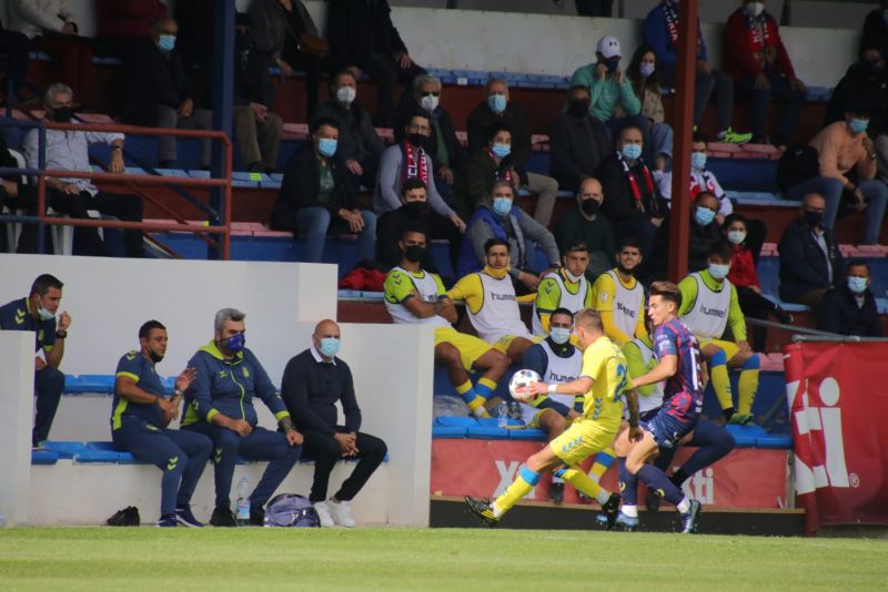 Público a espaldas de los suplentes amarillos