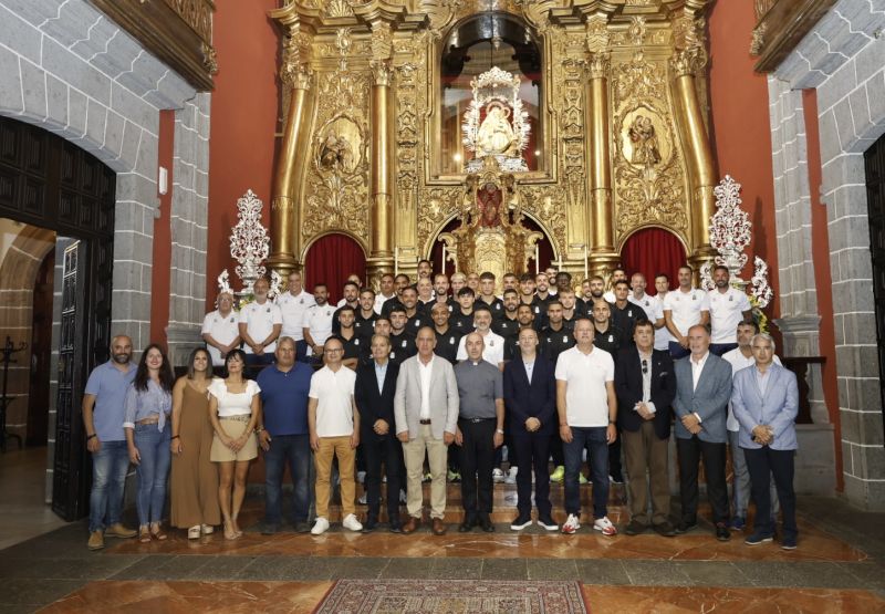 La tradicional ofrenda a la Virgen del Pino antes de que el balón eche a rodar