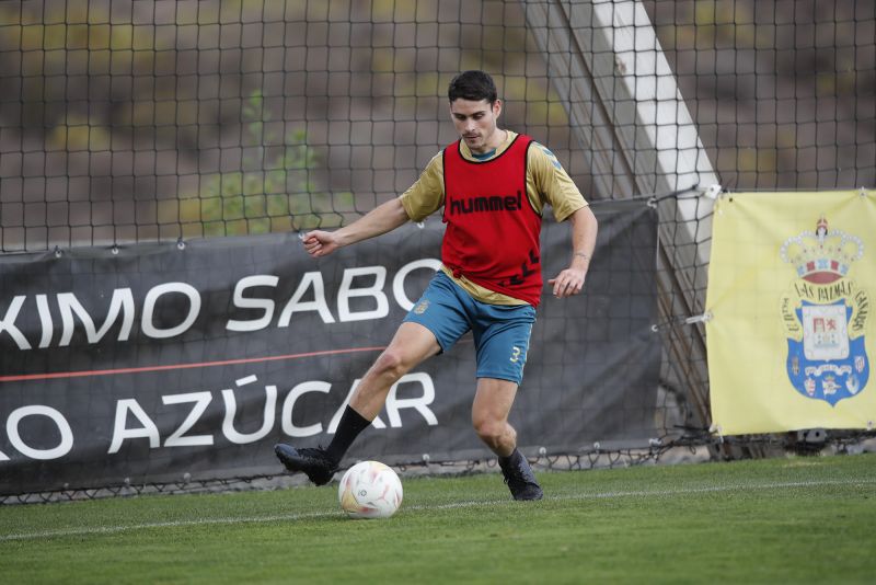 Sergio Ruiz saluda al balón