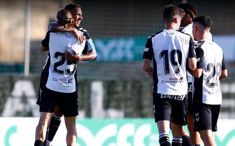 Álvaro Jiménez decora el 1-1 con el Cádiz