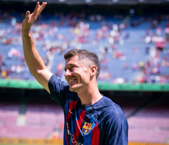 30.000 para Lewandowski, Villar al Huesca, nipón en el Paso, Cucurella, ...