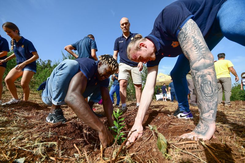 Los jugadores del Granca ayudan a recuperar la Selva de Doramas