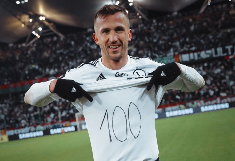 Legia felicita a Pekhart por su gol 100 en las principales Ligas