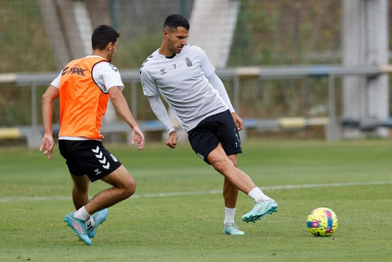 Pimienta cuelga el cartel de disponible a Vitolo Machín