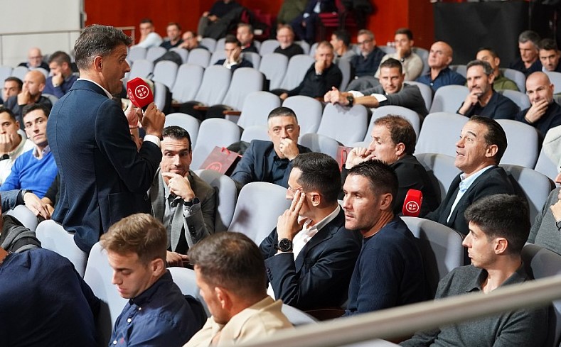 García Pimienta acude a una cita entre técnicos y árbitros del fútbol español