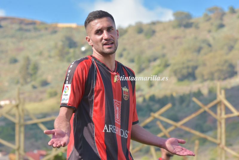 El Villa concede 7 bajas y ya tiene 2 refuerzos