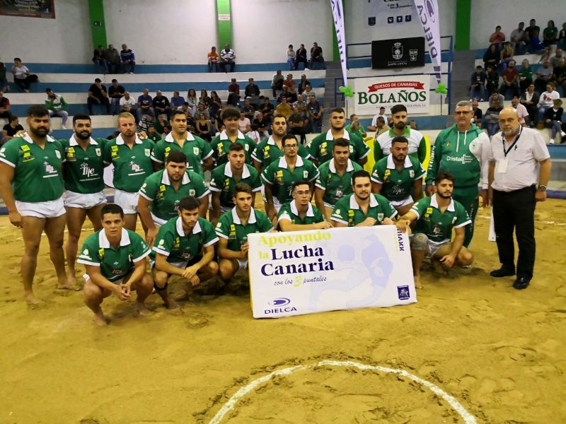 16-18: El Estrella ya está en la final de lucha corrida