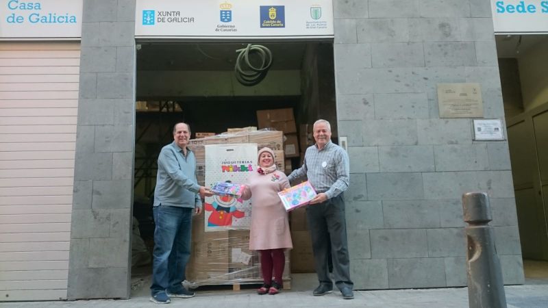 Entrega de juguetes a la Casa de Galicia