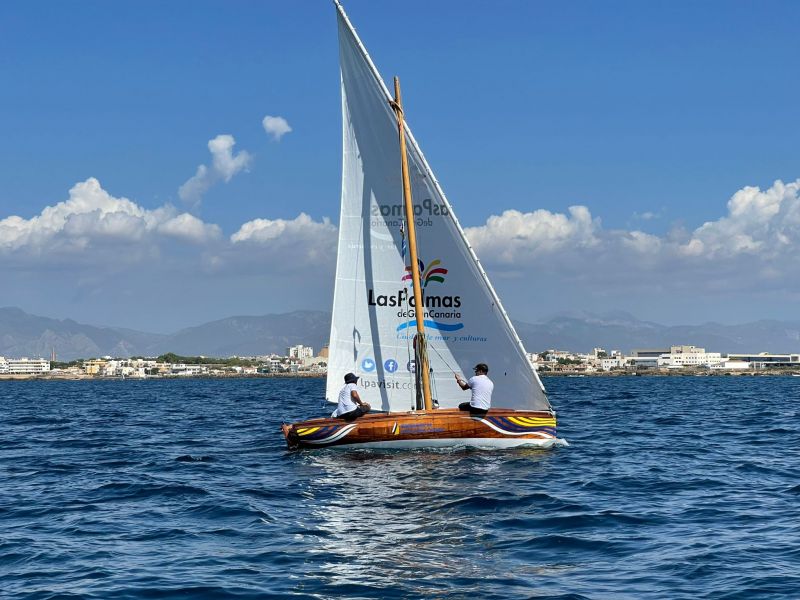 Un bote navega por el Mediterráneo