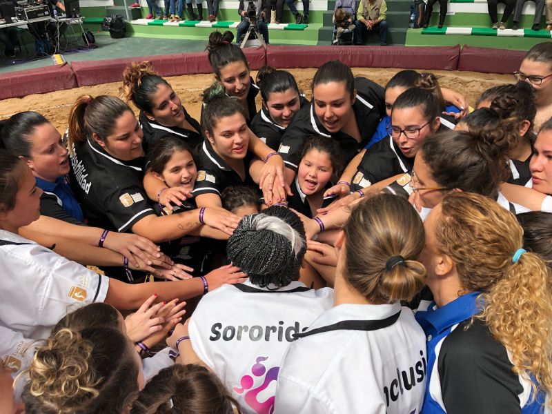 Las luchadoras de Las Palmas ganan la luchada del Día de la Mujer 10-12