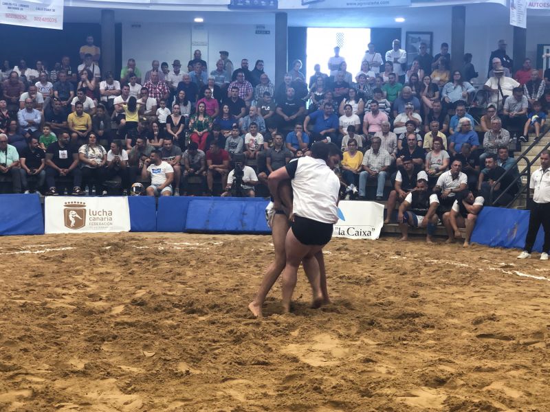 Rocha levanta la mano y cierra su brega la Luchada del Día de Canarias