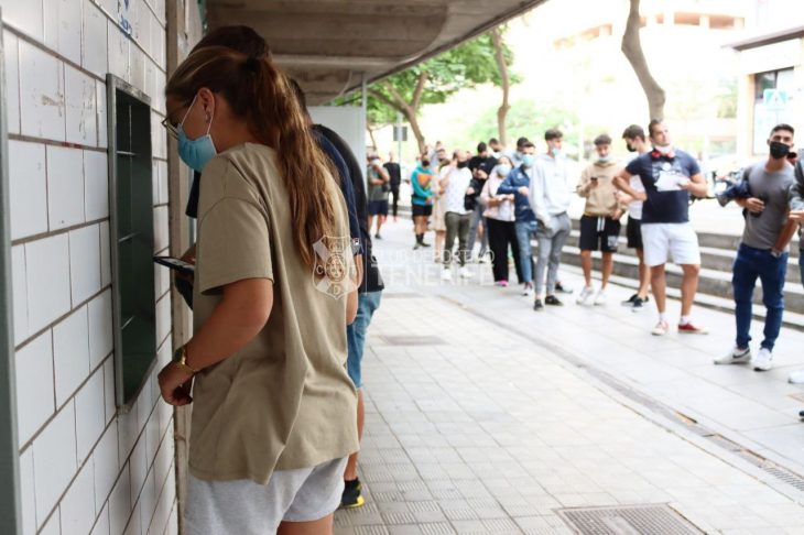 Siguen las colas en Santa Cruz para venir al derbi