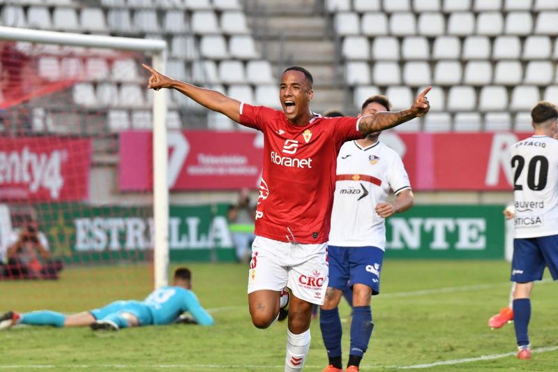 Ismael debuta en el Real Murcia con un gol de oro