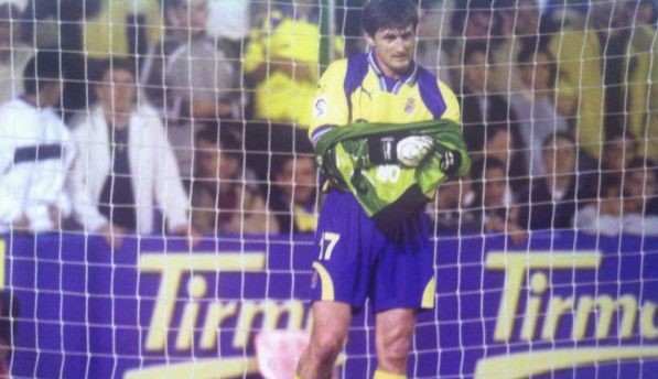 17-02-2001: Jarni debuta como portero