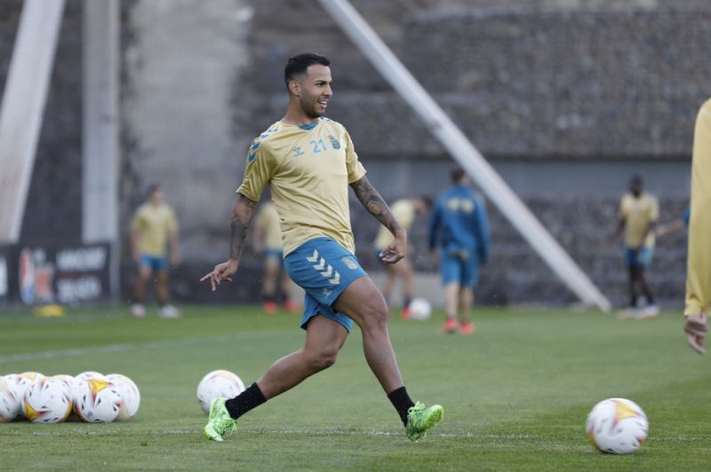 Jonathan Viera pide a sus compañeros que crean en el ascenso directo