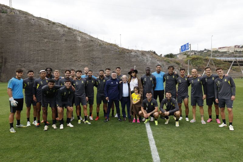 José María García rinde visita a la Ciudad Deportiva y conoce a la plantilla de la UD