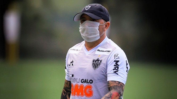 Organizó tres fiestas, contrajo el virus y Sampaoli ya no lo quiere