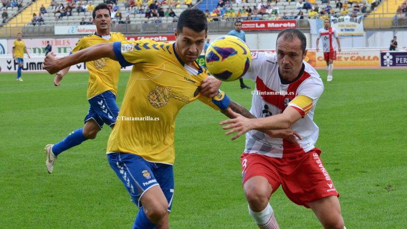 El recuerdo de Luis Helguera, con el brazalete del Huesca