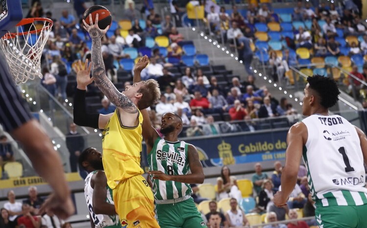 87-71: El Granca observa el quinto puesto en su periscopio