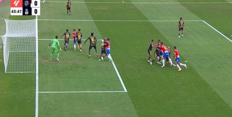 El VAR alivia el desliz en un córner defensivo