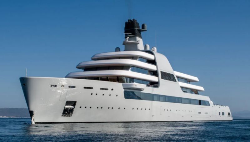 El megayate de Abramovich se refugia en Montenegro