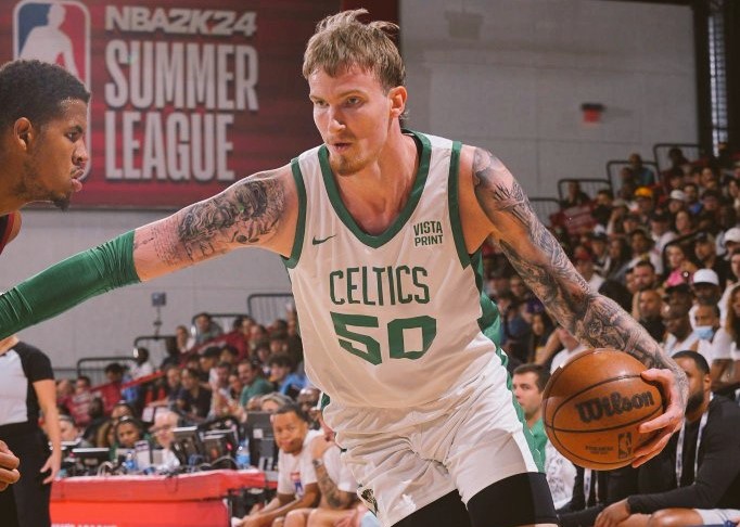 Balcerowski anota 8 puntos en su debut con Boston Celtics