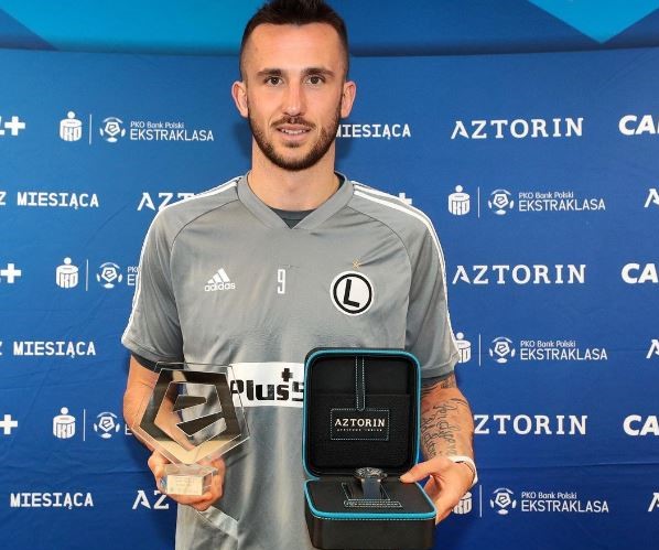 Pekhart recibe el trofeo de mejor jugador de marzo en Polonia