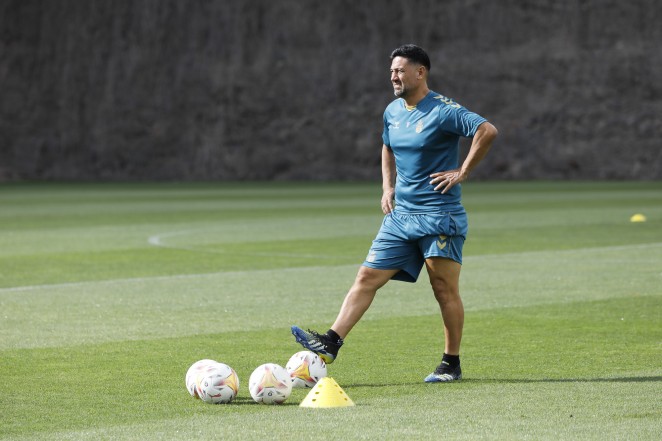 Turu Flores admite que su objetivo es volver a ser primer entrenador