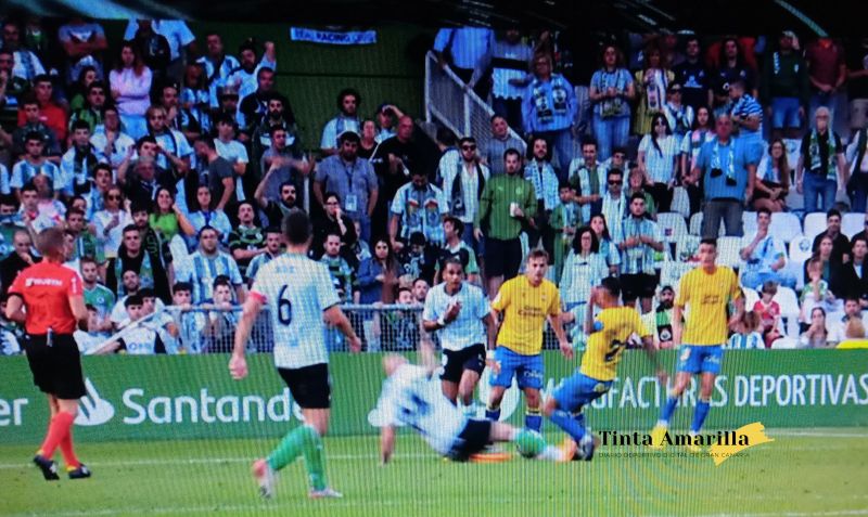 Pombo, con los tacos por delante: tarjeta roja