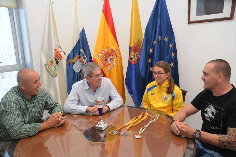 Victoria Isidro ofrece sus medallas a San Bartolomé de Tirajana