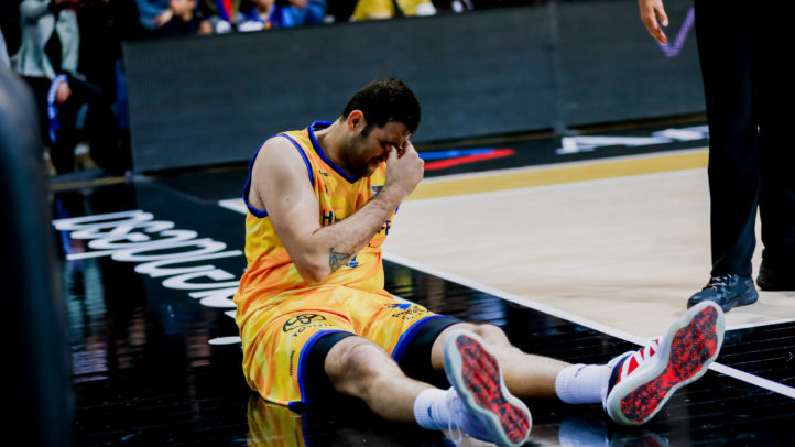 Bourousis y Cook, en manos de los fisios
