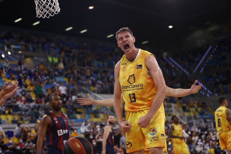 83-77: Triunfo de valor y coraje