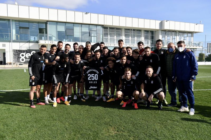 El Cartagena rinde tributo a los 250 goles de Rubén