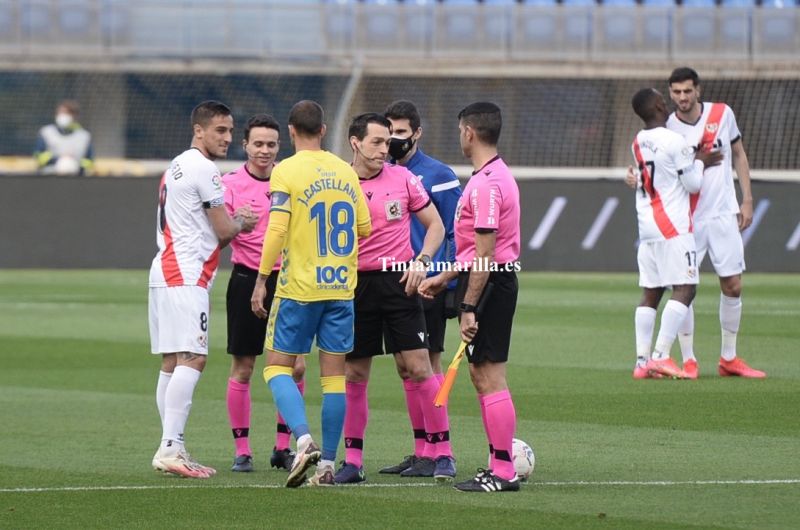 Mel pide a sus jugadores "estar espabilados" para elegir el campo adecuado