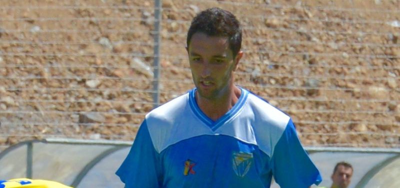 El Villa firma al atacante Héctor Umpiérrez