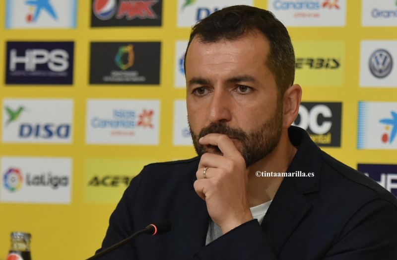 "No entiendo por qué tenemos que jugar en hierba sintética"