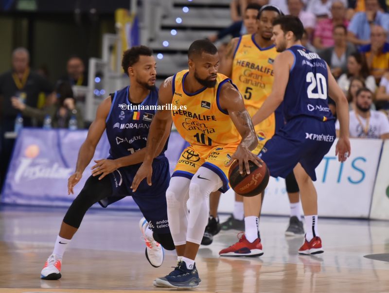 Cook y Costello, brillo en pases y rebotes 