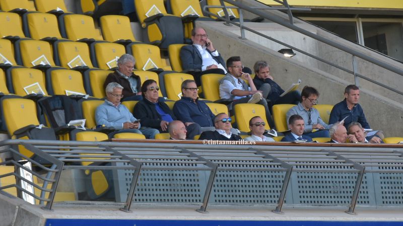 "Queremos que Livaja y Araujo sean nuestros delanteros en Segunda"