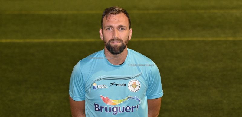 Salas deja la plantilla del Villa