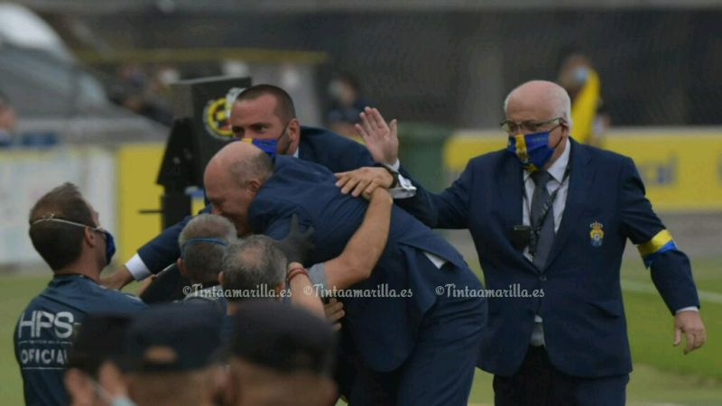 Abrazos en el banquillo