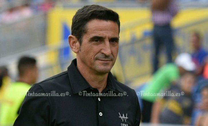 Manolo Jiménez entra en un podium del AEK Atenas