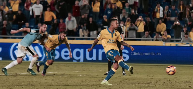 El lanzador arriesga más que el portero