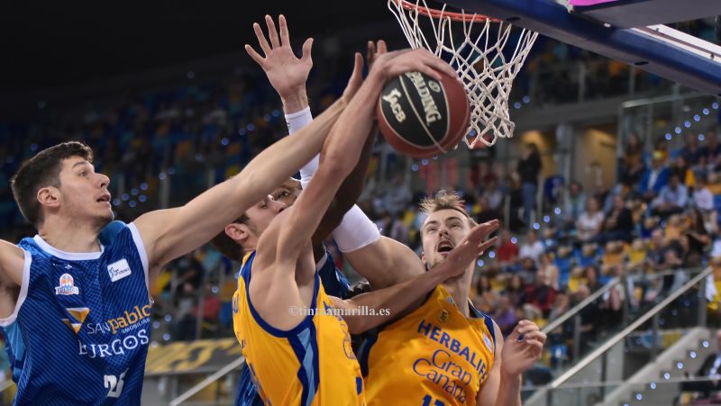 El Gran Canaria sufre pero cumple